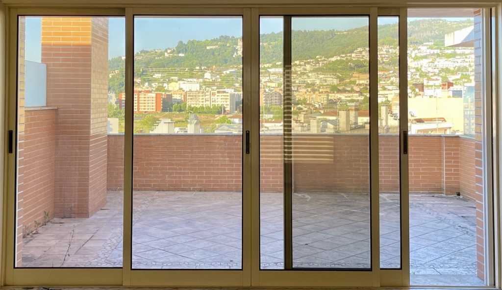 Photograph of an empty rooftop terrace (RUG)